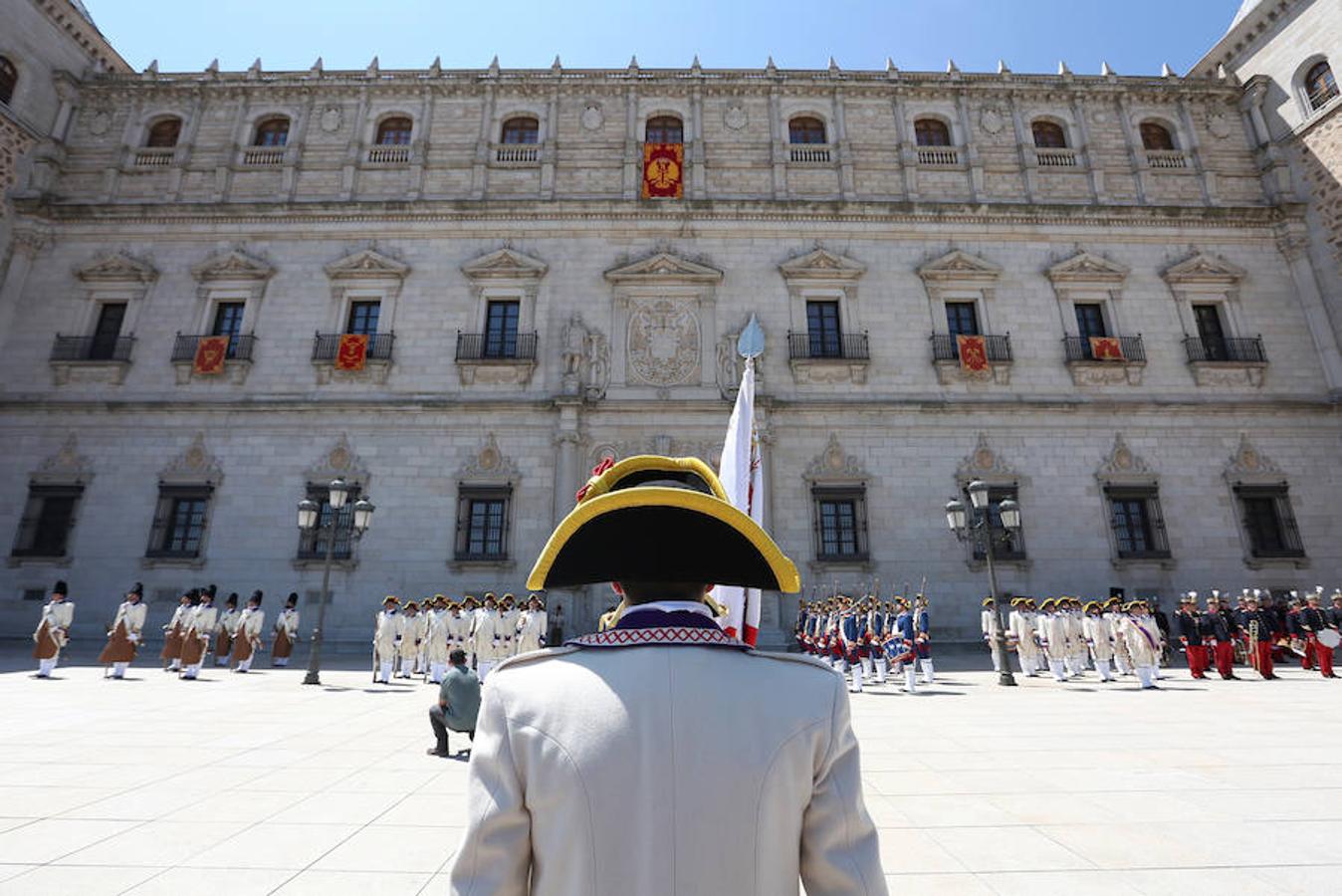 Relevo de la Guardia e izado de bandera en el Alcázar de Toledo